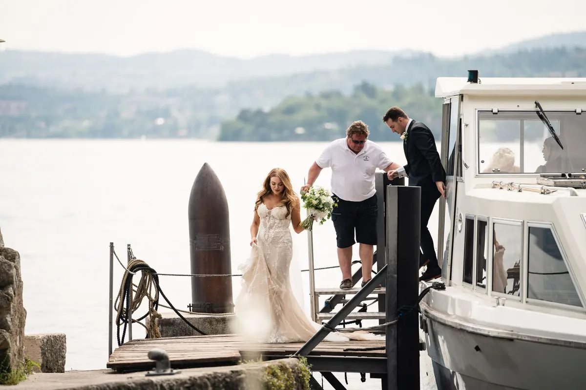 Drew helping Sara off the boat onto the Isola del Garda jetty